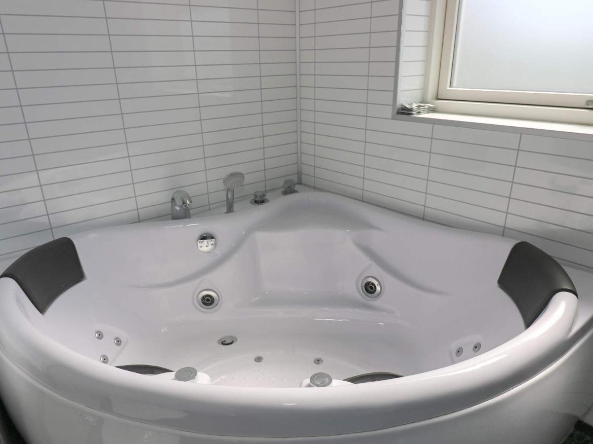 8 Person Holiday Home In Hadsund Esterno foto